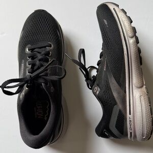 Brooks Ghost black and lavender sneaker